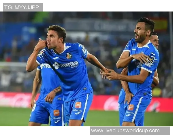 兰斯与斯特拉斯的激烈对决揭示足球战术与团队合作的精彩瞬间