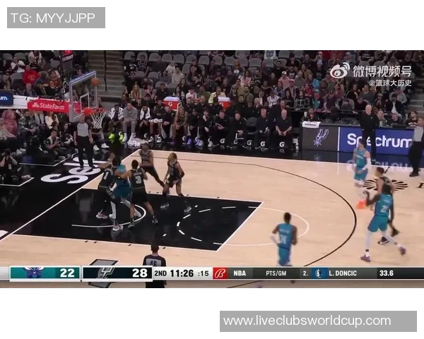 文班亚马首场比赛表现抢眼五次盖帽并成功隔扣字母哥引发热烈讨论